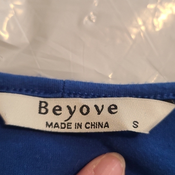 BLUE v-neck t-shirt Small - Picture 3 of 4